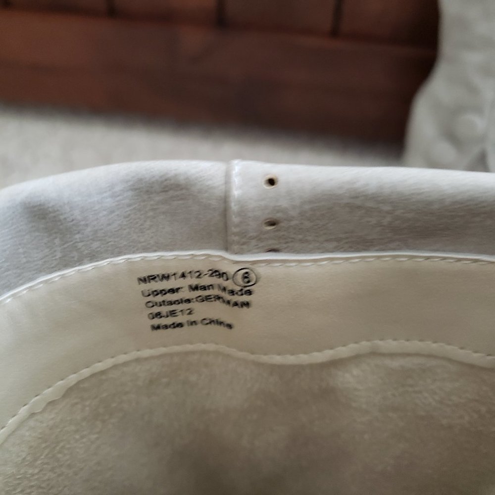 Women's Fashion Size 6 Boots. - Picture 3 of 3